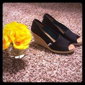 TOMS black canvas wedges basically new